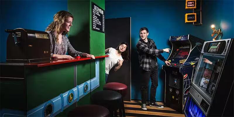 Arcade Invasion escape room Amsterdam — retro 90s arcade world with neon lights